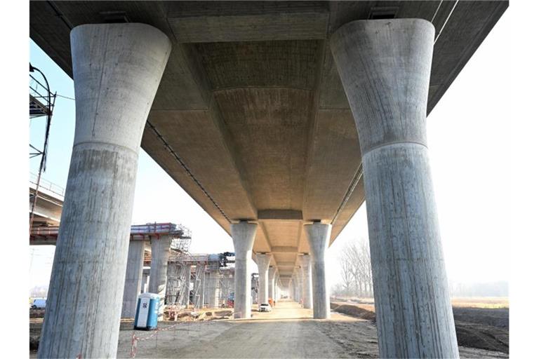 Der nördliche Teil der Autobahnbrücke über dem Neckartal bei Heilbronn wird in seine endgültige Position gebracht. Foto: Bernd Weißbrod/dpa