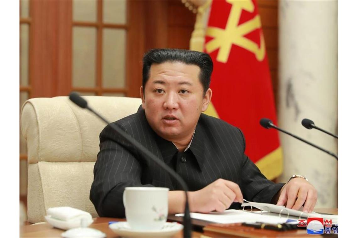 Nordkorea setzt Raketentests fort Der nordkoreanische Machthaber Kim Jong Un lässt seit Beginn des Jahres Raketen testen. Foto: -/KCNA/dpa