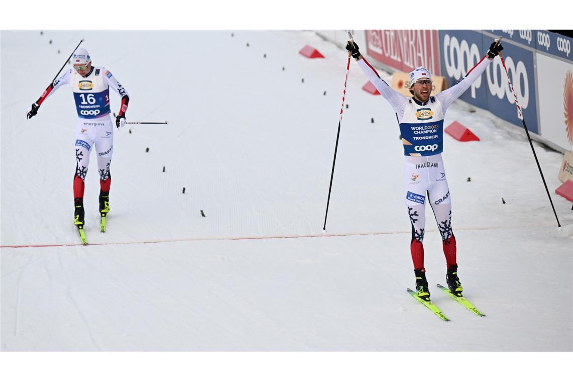 Der Norweger Jarl Magnus Riiber (r) feierte in Trondheim sein zweites WM-Gold.