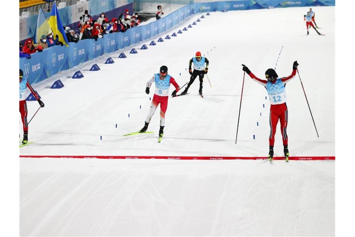 Faißt verfehlt Bronze knapp - Riiber verläuft sich Der Norweger Jörgen Graabak (r) gewinnt das Rennen vor seinem Landsmann Jens Luraas Oftebro (l) und dem Japaner Akito Watabe (M). Foto: Daniel Karmann/dpa