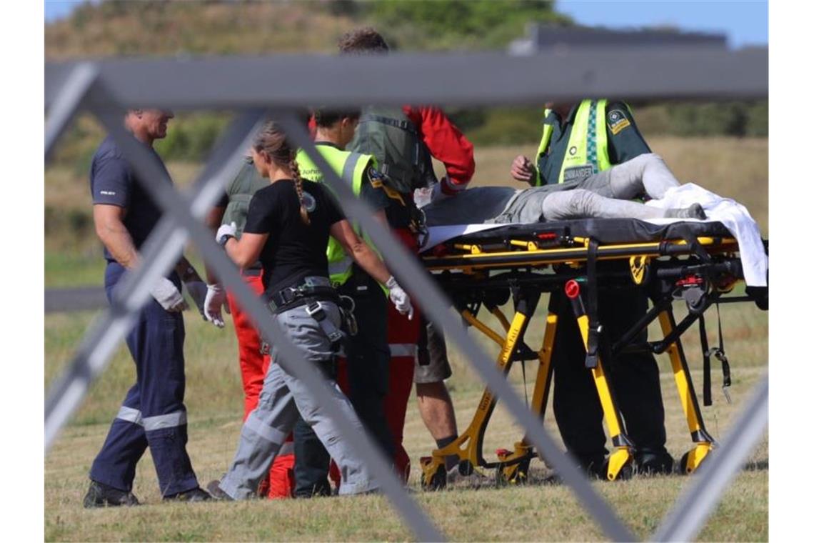 Vulkaninsel jetzt Todeszone - Auch vier Deutsche verletzt Der Notfalldienst betreut eine verletzte Person. Foto: Alan Gibson/New Zealand Herald/dpa