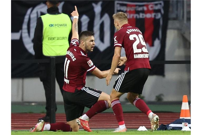 Der Nürnberger Erik Shuranov (l) jubelt mit seinem Mannschaftskollegen Tim Handwerker über seinen Treffer zum 2:0. Foto: Daniel Karmann/dpa