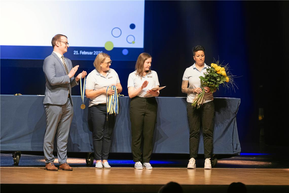 Der Oberbürgermeister, das Team vom Kultur- und Sportamt sowie eine geehrte Spor...