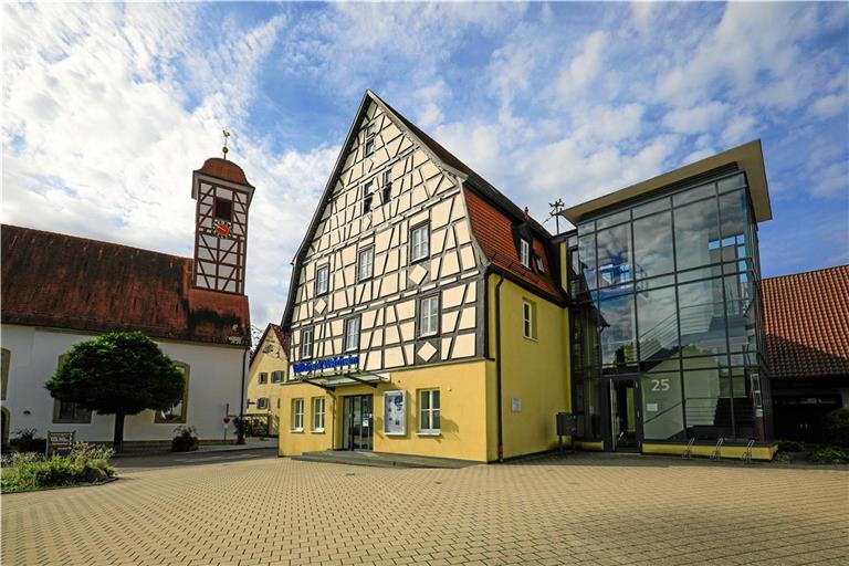 Der Ochsen und das alte Rathaus verursachen fast doppelt so viele CO2-Emissionen wie die übrigen moderneren Gebäude im Gemeindebesitz. Archivfoto: Alexander Becher