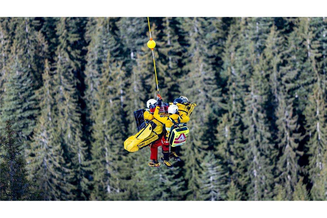 Der Österreicher Felix Hacker wurde nach einem Trainingssturz in Kitzbühel per Hubschrauber geborgen.