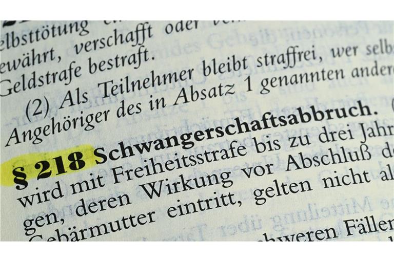 Der Paragraf 218 im Strafgesetzbuch regelt bislang die Strafbarkeit von Schwangerschaftsabbrüchen.