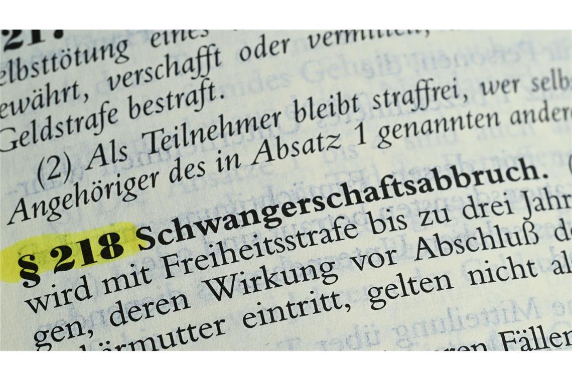 Der Paragraf 218 zum Schwangerschaftsabbruch in einem Gesetzestext. Die Unionsfraktion kündigte entschiedenen Widerstand gegen das Vorhaben einer Initiative an (Symbolfoto).