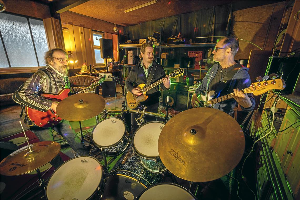 Der Platz an den Drums ist derzeit vakant, doch die Soulsurfers – bestehend aus Gitarrist Thomas Werner (von links), Frontmann Nils Steinhöfer und Olaf Radke am Bass – empfangen bereits regelmäßig Bewerber in ihrem Proberaum in Sulzbach an der Murr. Foto: Alexander Becher