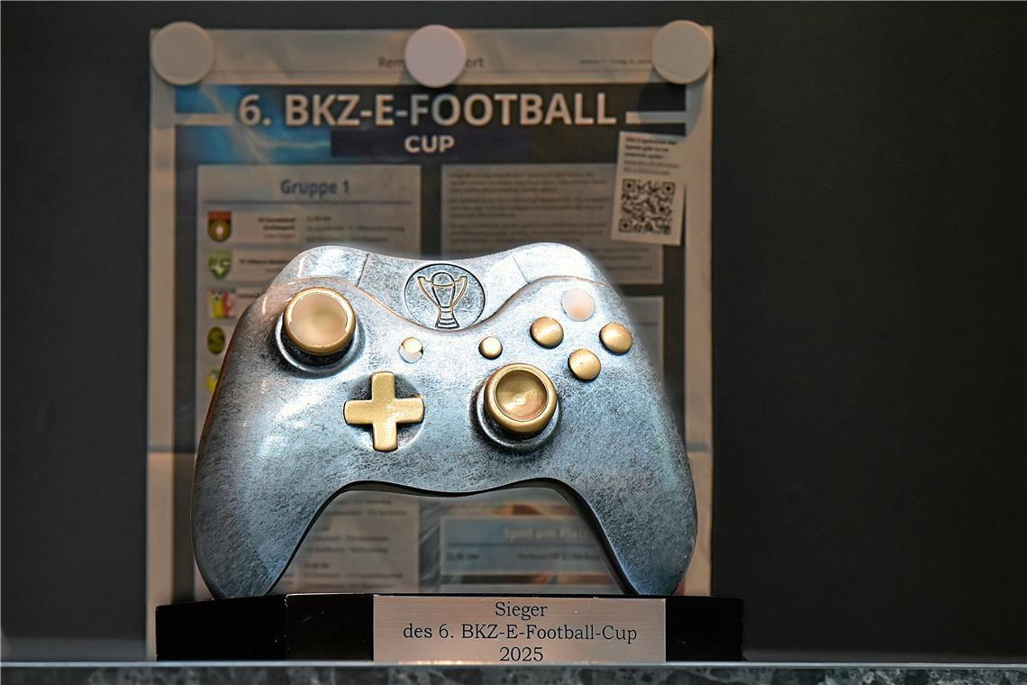 Der Pokal für den Sieger ist ein Abbild eines Controllers.