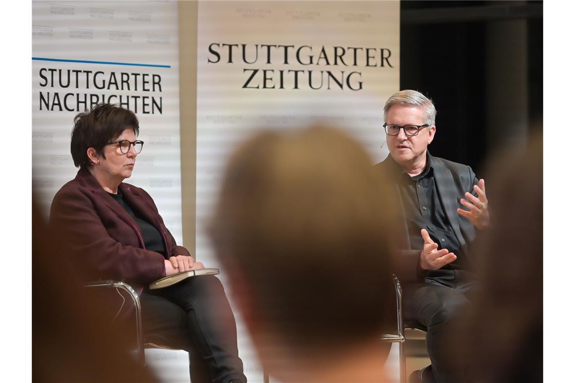 Der Politikwissenschaftler Frank Brettschneider (rechts) ordnete Ergebnisse aus der Wahlforschung ein.