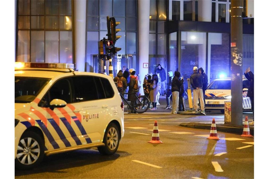 Amsterdam: Geiselnehmer von Apple-Store gestorben Der Polizei gelang es, den Geiselnehmer zu überwältigen. Foto: Peter Dejong/AP/dpa