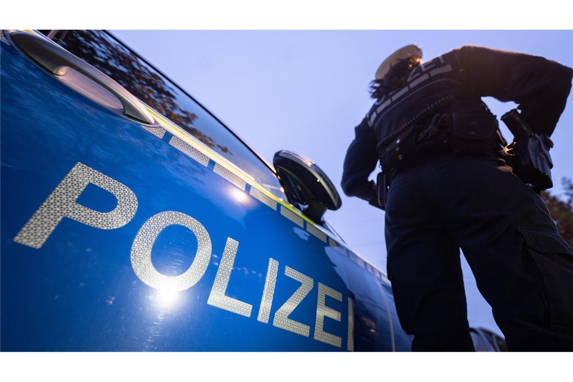 Der Polizist hatte in Regensburg den Verkehr geregelt, als ihm ein 45-Jähriger mit seinem Auto über den Fuß fuhr. (Symbolbild)