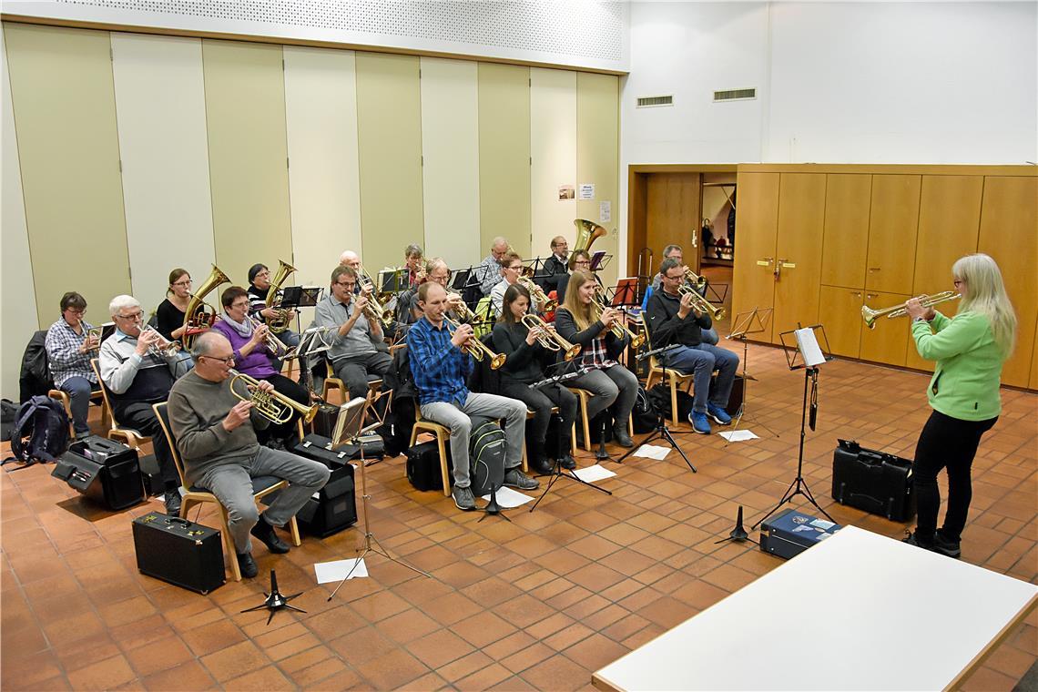 Der Posaunenchor Großaspach trifft sich donnerstagabends im evangelischen Gemeindehaus zur Probe. Foto: Tobias Sellmaier