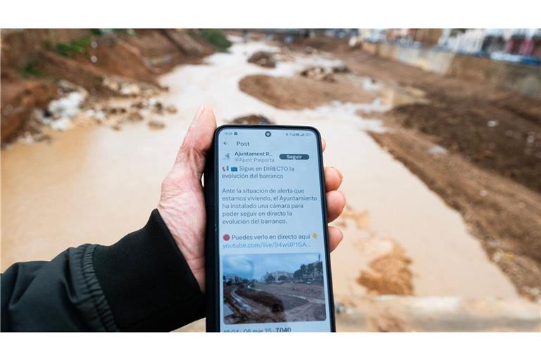 Der Poyo-Fluss bei Valencia im März 2025 – und auf dem Handy-Display im Oktober 2024.