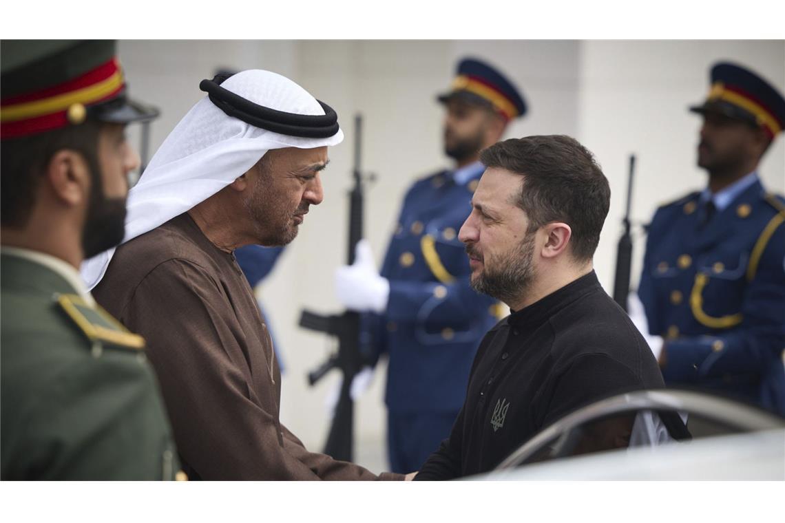 Der Präsident der Vereinigten Arabischen Emirate, Scheich Mohammed bin Zayed Al Nahyan (links) begrüßt den ukrainischen Präsidenten Wolodymyr Selenskyj.