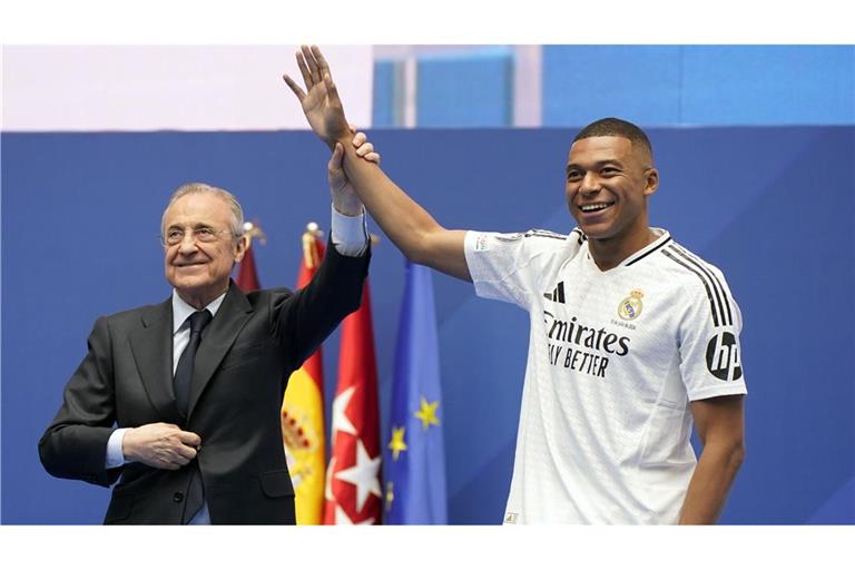 Der Präsident von Real Madrid, Florentino Perez (l), präsentiert Kylian Mbappé als neuen Spieler von Real Madrid.