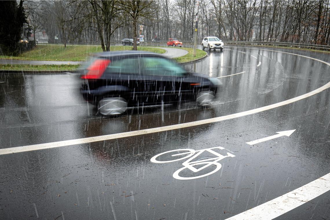 Der  Radler befuhr den leicht abschüssigen Radweg parallel zur Annonaystraße. Symbolfoto: A. Becher