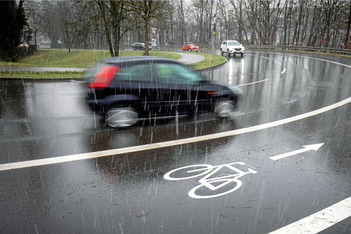 Der  Radler befuhr den leicht abschüssigen Radweg parallel zur Annonaystraße. Symbolfoto: A. Becher