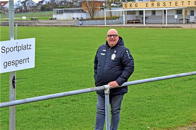 Der Rasenplatz soll nach der Überschwemmung zur Rückrunde wieder bespielbar sein. Torsten Greiner von der SKG Erbstetten ist allerdings nicht so optimistisch. Foto Tobias Sellmaier