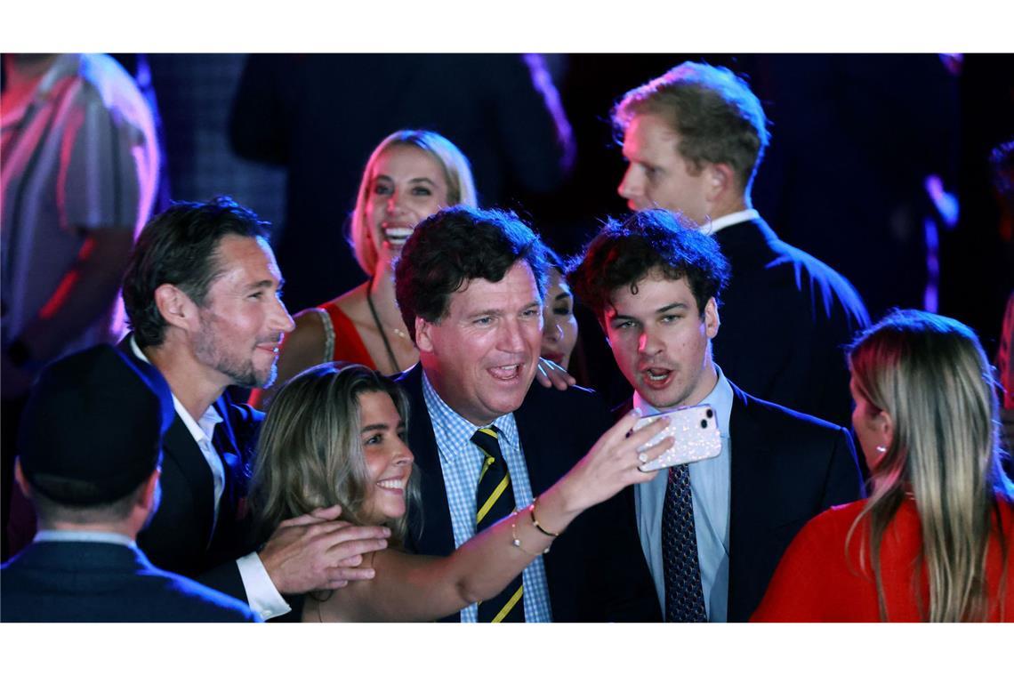 Der rechtskonservative frühere Fox-Moderator Tucker Carlson posiert bei einer Wahlparty in Palm Beach für Selfies. Nicht weit weg liegt Trumps Privatclub Mar-a-Lago.