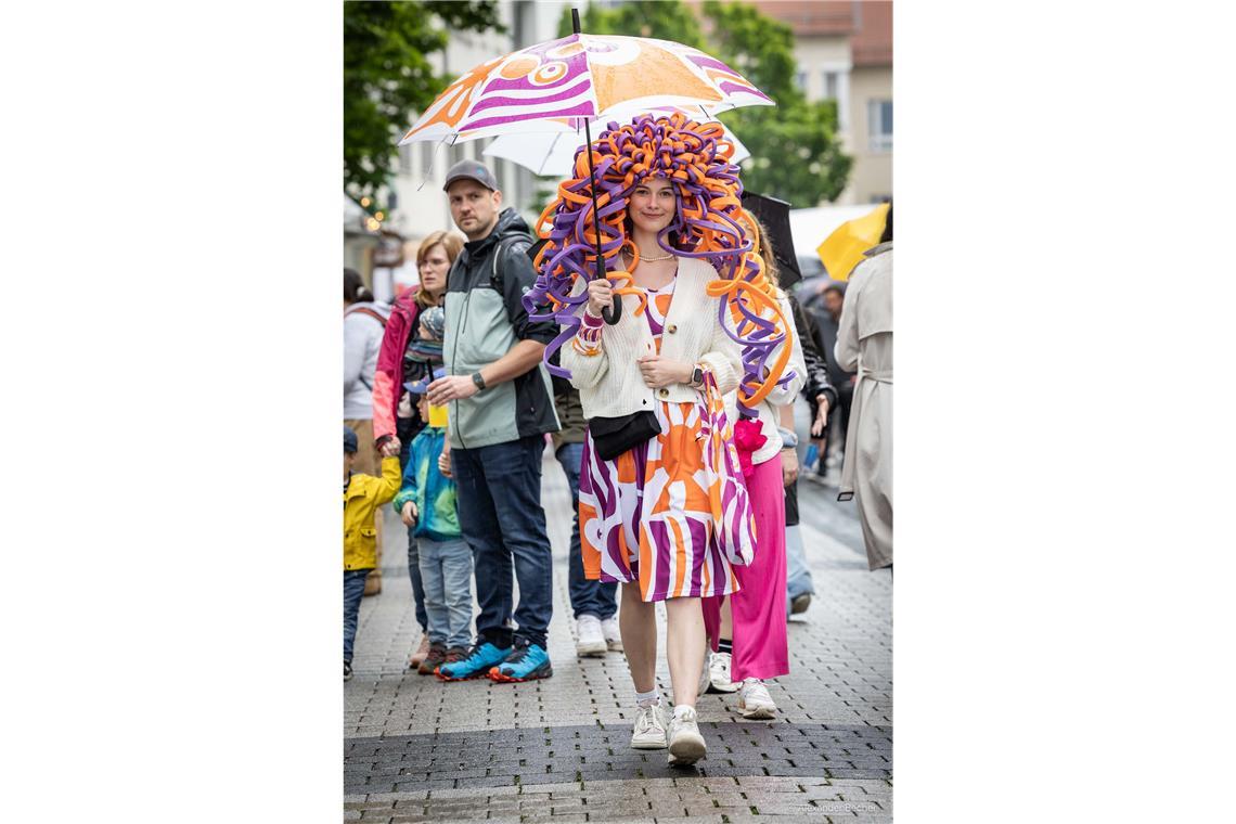 Der Regen am Samstag kann die Straßenfest-Frau nicht stoppen.Foto: Alexander Becher