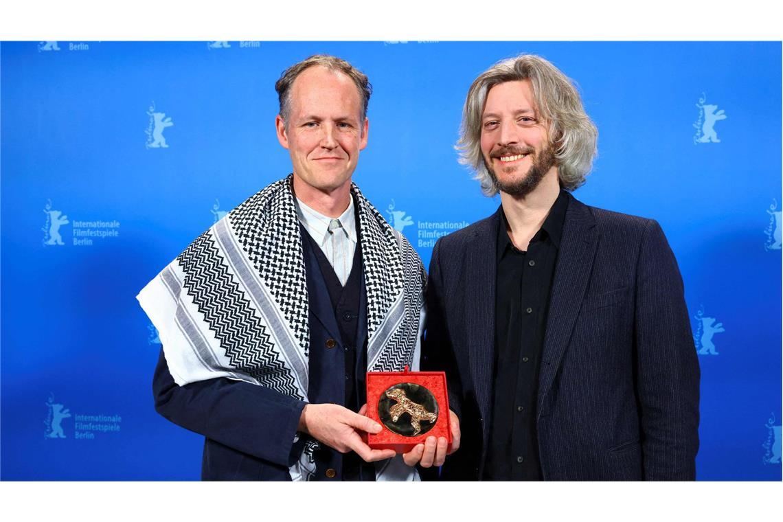 Der Regisseur Ben Russell (links) sprach am Ende seiner Dankesrede für eine Auszeichnung von einem Genozid.