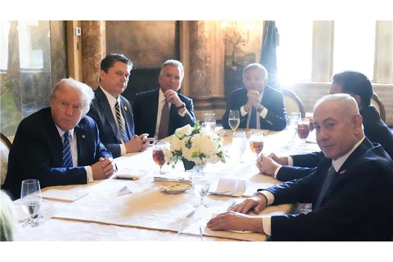 Der republikanische Präsidentschaftskandidat Donald Trump (l) trifft den israelischen Ministerpräsidenten Benjamin Netanjahu (r) in seinem Anwesen Mar-a-Lago.