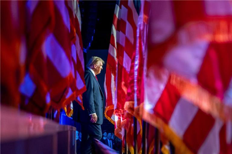 Der republikanische Präsidentschaftskandidat  Donald Trump kommt am Mittwoch (6. November) zu einer Wahlparty im Palm Beach Convention Center in West Palm Beach, Florida.