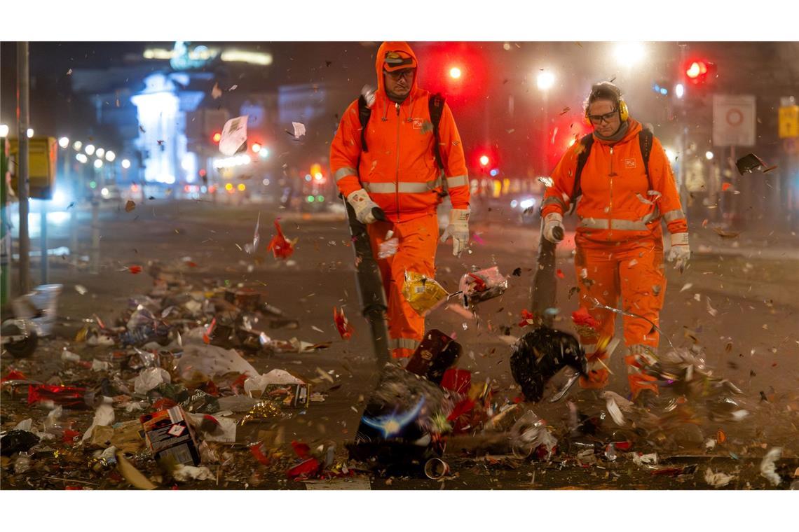 Der Rest vom Fest - hier machen sich Berliner Reinigungskräfte ans Werk.