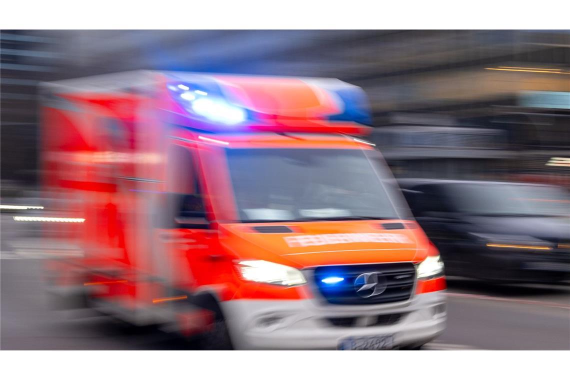 Der Rettungsdienst brachte den schwer verletzten Mann in ein Krankenhaus. (Symbolbild)