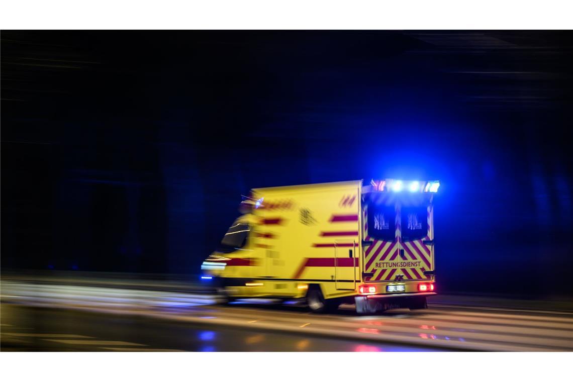 Der Rettungsdienst brachte den Schwerverletzten in ein Krankenhaus, wo er seinen Verletzungen erlag. (Symbolbild)