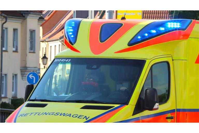 Der Rettungsdienst brachte den Schwerverletzten in ein Krankenhaus. (Symbolfoto)