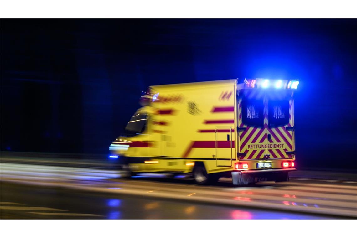 Der Rettungsdienst brachte den verletzten Mann in ein Krankenhaus. (Symbolfoto)