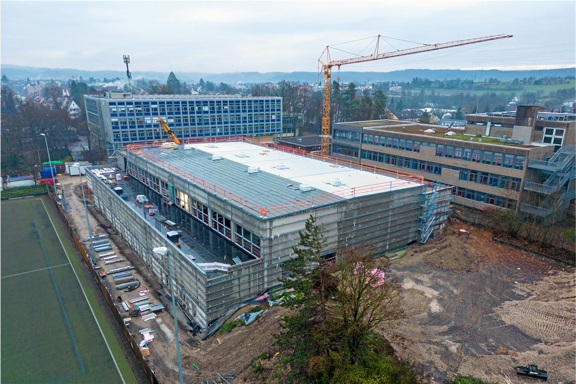 Der Rohbau der neuen Sporthalle steht. Foto: Alexander Becher