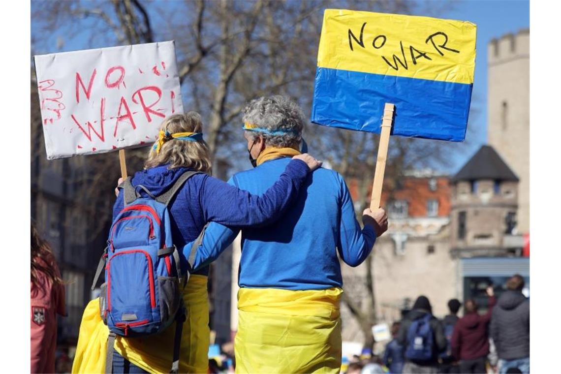 Eine Viertelmillion Menschen gegen den Krieg in Köln Der Rosenmontag in Köln war in diesem Jahr eine Riesendemo für den Frieden. Foto: Oliver Berg/dpa