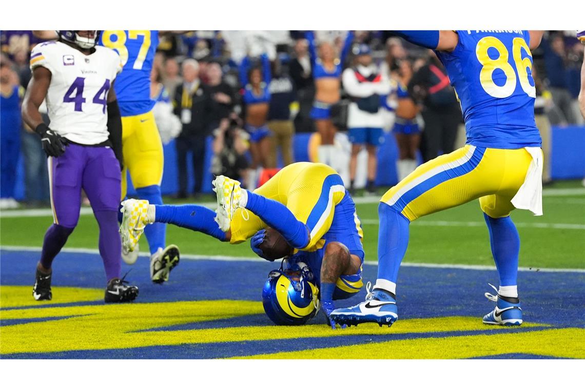 Der Running Back der Los Angeles Rams, Kyren Williams (23), fängt einen Fünf-Yard-Pass zum Touchdown im American Football Spiel der National Football League gegen die Minnesota Vikings.