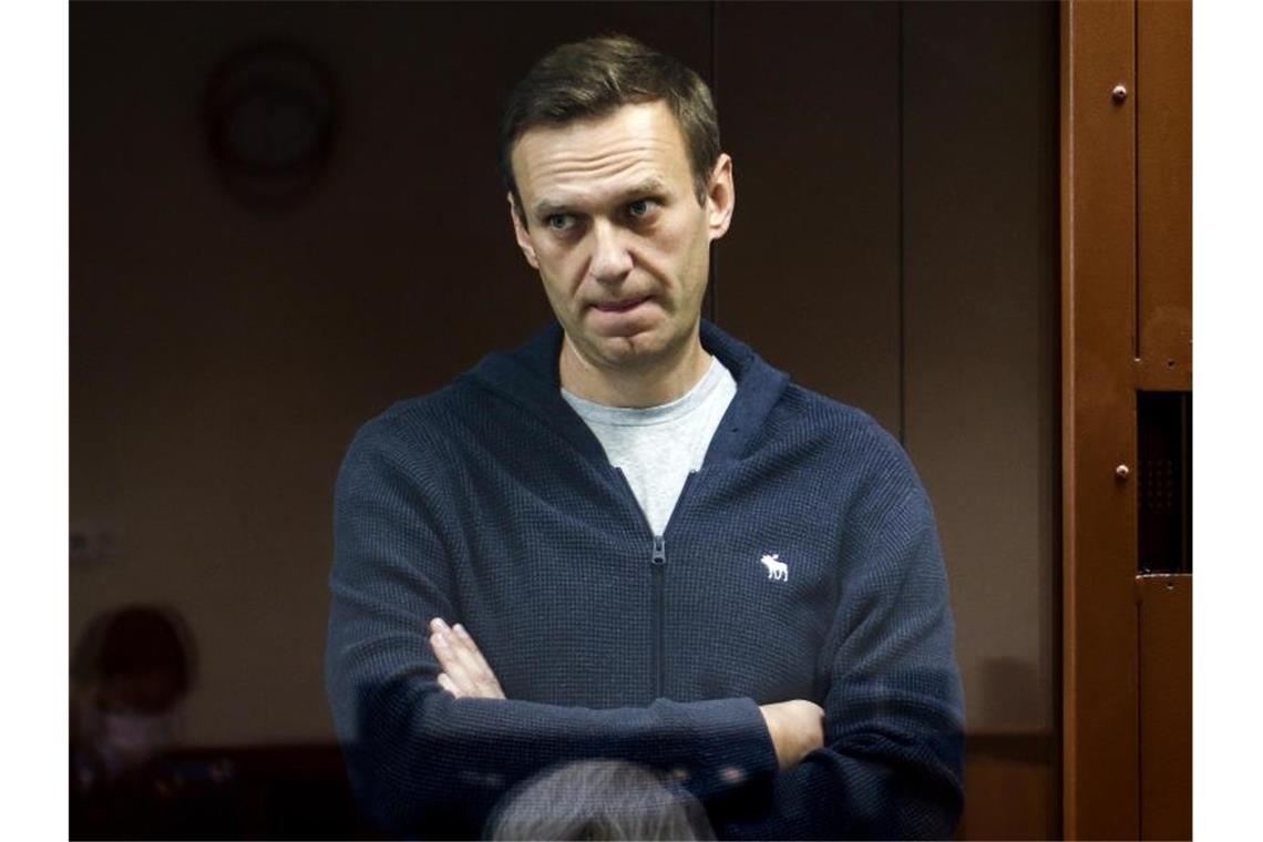 Nawalny-Team fordert Ausweitung der Russland-Sanktionen Der russische Oppositionspolitiker Alexej Nawalny hinter einer Glasscheibe während einer Anhörung vor dem Bezirksgericht Babuskinsky. Foto: -/Babuskinsky District Court/AP/dpa