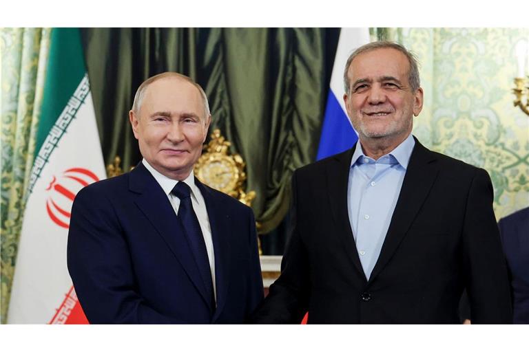 Der russische Präsident Wladimir Putin (l.) und der iranische Präsident Massud Peseschkian besiegeln eine strategische Partnerschaft.