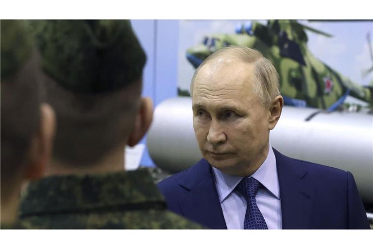 Der russische Präsident Wladimir Putin spricht  mit Militärpiloten. Nach Aussage Putins werde Russland keine Nato-Gebiete angreifen (Archivfoto).