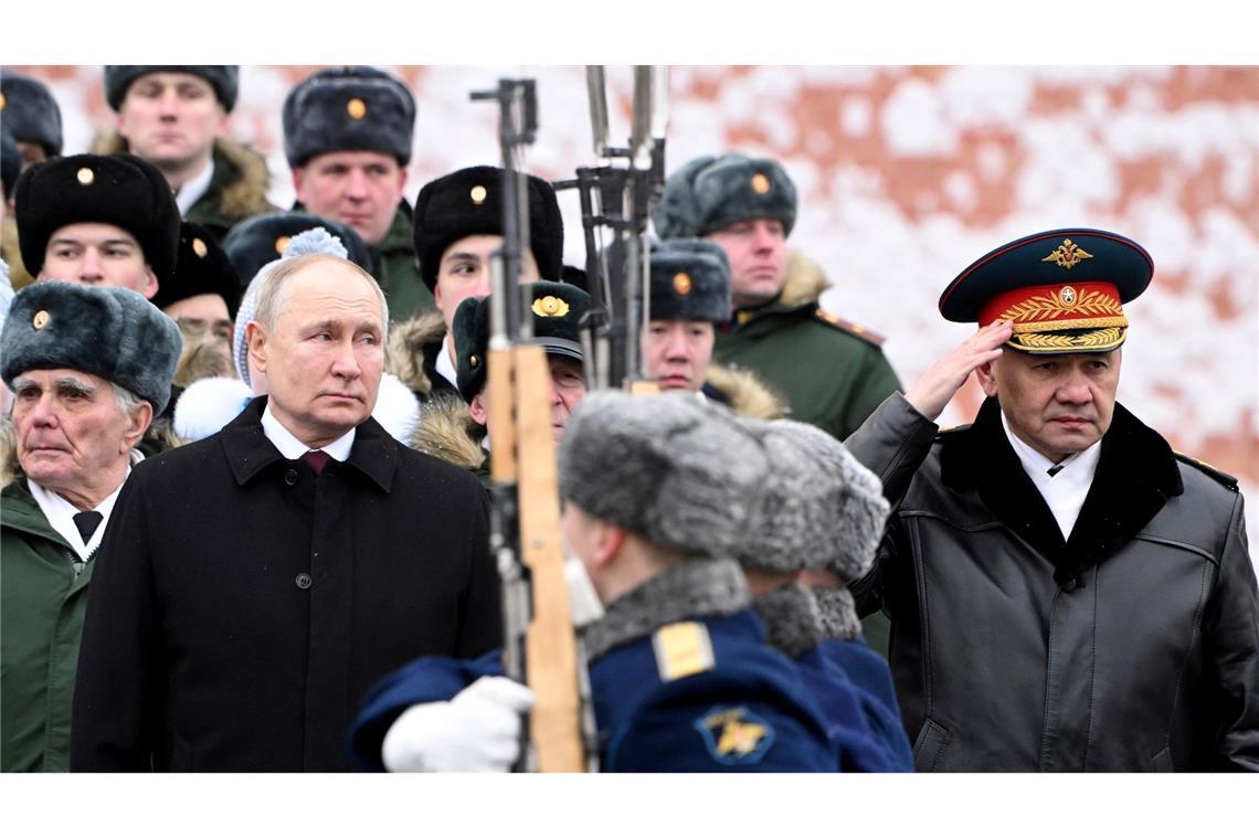 Der russische Präsident Wladimir Putin und Verteidigungsminister Sergej Schoigu nehmen an einer Kranzniederlegung am Grab des Unbekannten Soldaten in Moskau teil.