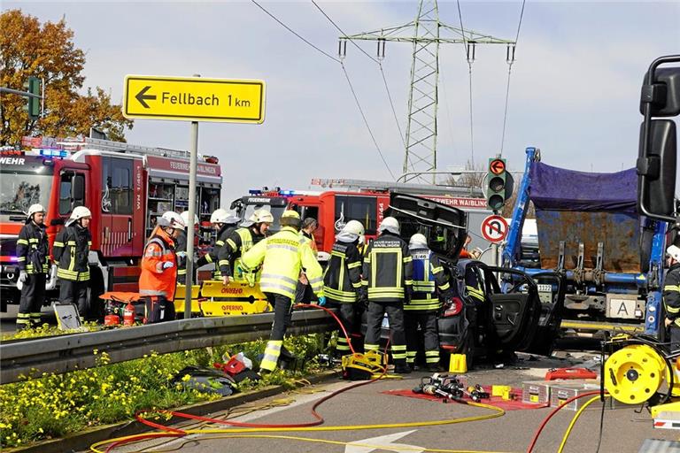 56-jähriger Renault-Fahrer nach Unfall bei Waiblingen schwer verletzt Der Sachschaden summiert sich laut Polizeiangaben auf 70000 Euro. Foto: SDMG