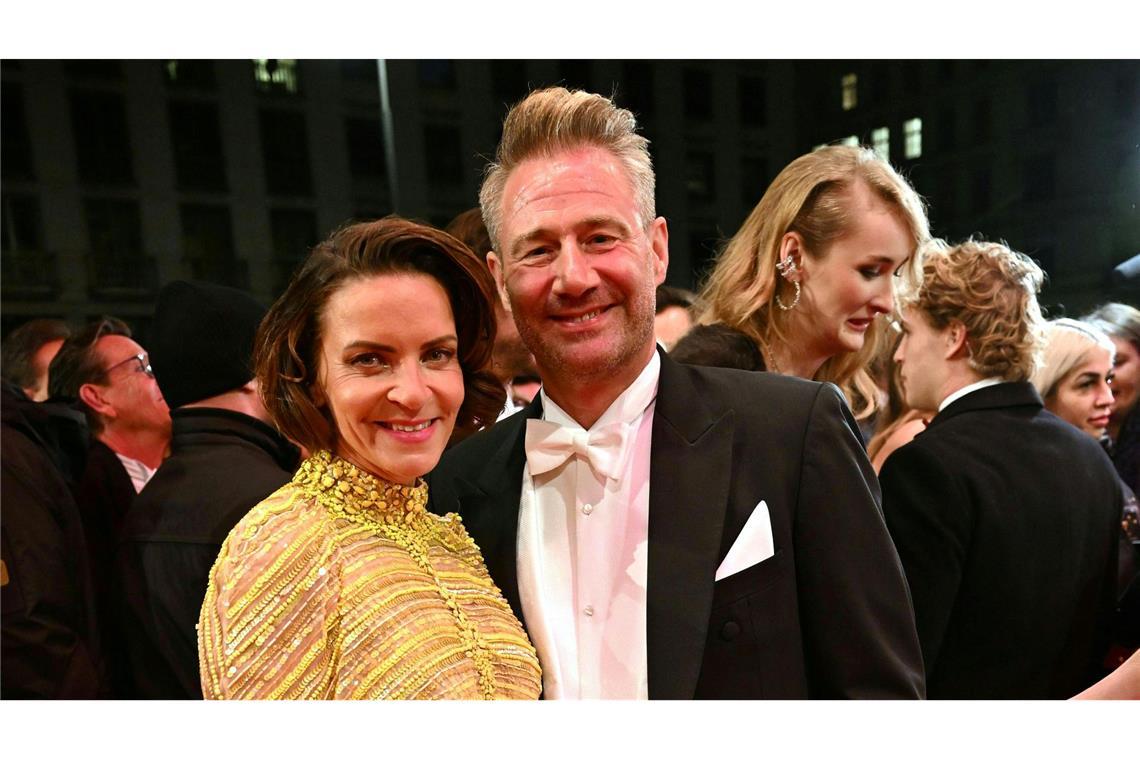 Der Sänger Sasha und seine Frau Julia Röntgen besuchen den Ball.