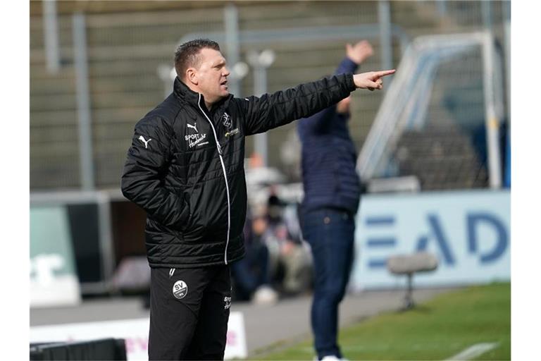 Der Sandhäuser Trainer Uwe Koschinat gibt Anweisungen an seine Mannschaft. Foto: Hasan Bratic/dpa/Symbolbild