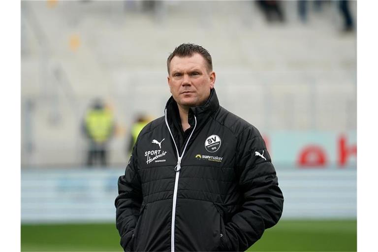 Der Sandhäuser Trainer Uwe Koschinat gibt Anweisungen an seine Mannschaft. Foto: Hasan Bratic/dpa/Archivbild