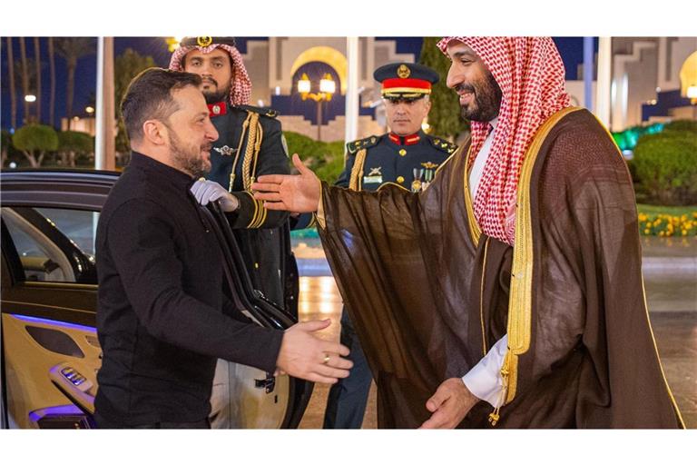 Der saudische Kronprinz Mohammed bin Salman (r) begrüßt Wolodymyr Selenskyj, Präsident der Ukraine, im Königspalast in Dschidda, Saudi-Arabien.