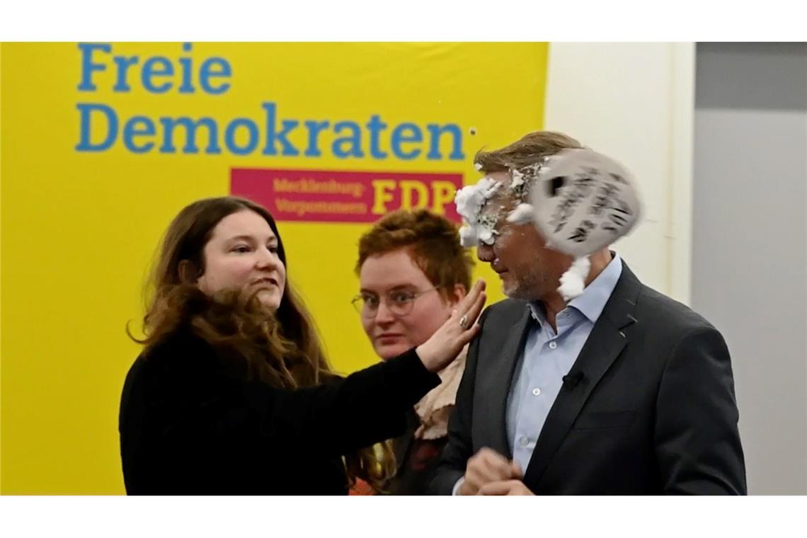 Der Schaum traf FDP-Chef Christian Lindner mitten ins Gesicht.