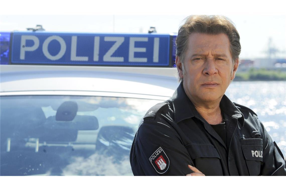 Der Schauspieler Jan Fedder steht bei einem Fototermin zum „Großstadtrevier“ an einem Polizeiwagen. Teile aus seinem Nachlass landen unterm Online-Hammer (Archivfoto).