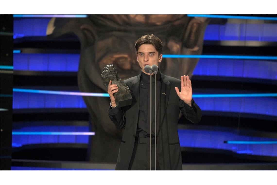 Der Schauspieler Matías Recalt erhält den Goya-Preis für "Die Schneegesellschaft".
