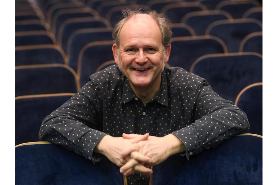 Der Schauspieler Michael Quast sitzt im Saal eines Theaters. Foto: Arne Dedert/dpa/Archiv