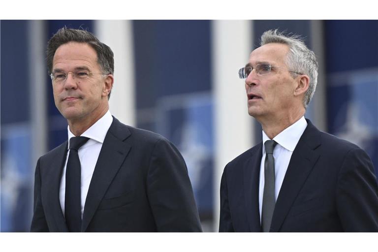 Der scheidende NATO-Generalsekretär Jens Stoltenberg (r) steht neben dem neuen NATO-Generalsekretär Mark Rutte bei der Amtsübergabe im NATO-Hauptquartier.